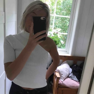 - Snygg vit tröja med en arm. Kan fraktas, mötas upp eller bytas.