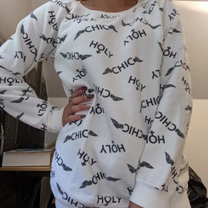  - Oversize tröja från Gina Tricot med texten holy chic över den. Pris kan diskuteras 😊
