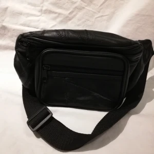  - Bumbag i svart fakeläder med många fack och sömdetaljer, nyskick! ✨  Pris inklusive frakt 