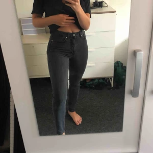  - Superfina mörkgråa jeans från NAKD! Jättefint skick! Hög midja! Frakt tillkommer 