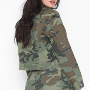  - Skitsnygg camo jeansjacka från Gina tricot. Aldrig använd. 