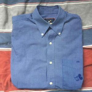  - Mussepiggskjorta i storlek small. OBS en knapp saknas. FRI FRAKT.