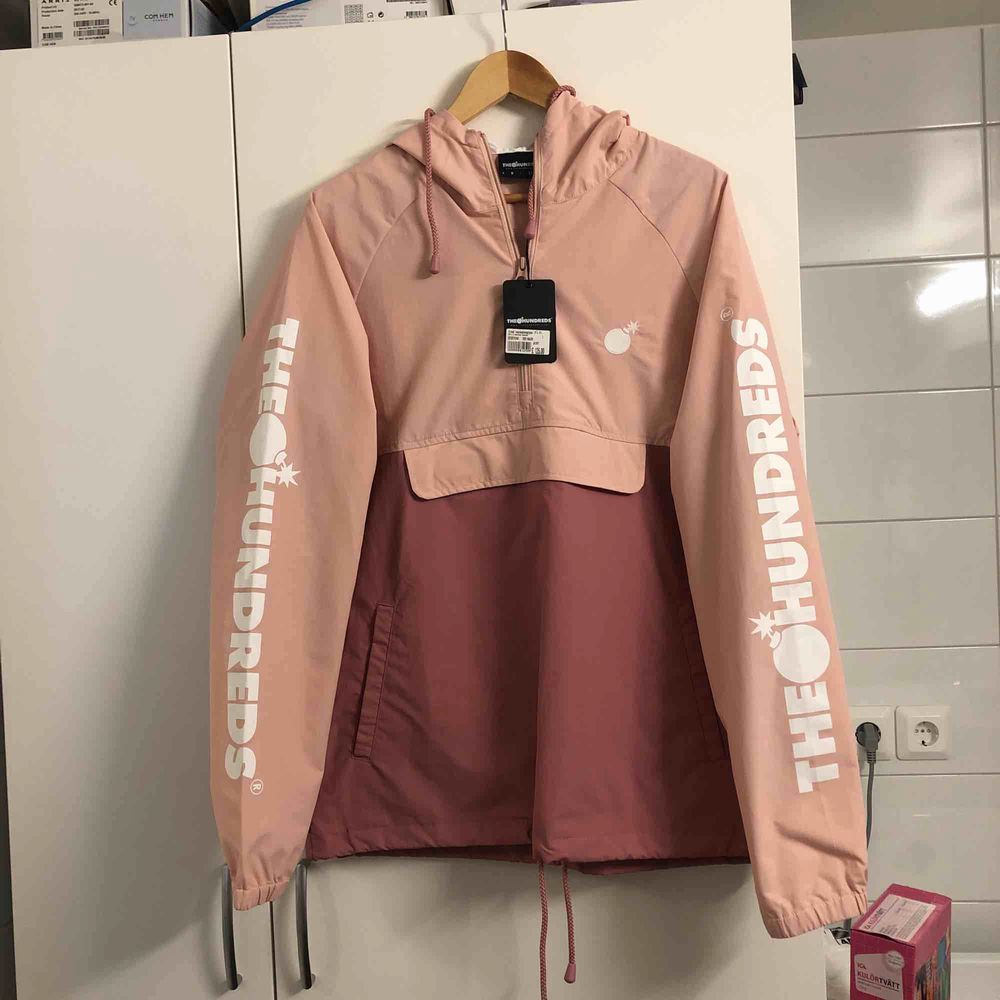 Rosa helt ny jacka från The Hundreds, lappen sitter kvar! Vattentät med stor ficka på magen Kan mötas upp i Uppsala eller Stockholm, köparen står för ev. frakt . Jackor.