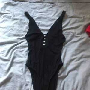  - Vidy från berska, den e djup vringad men fett snygg med ett par mum jeans