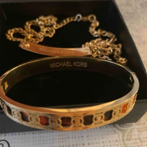  - fint armband säljer med box... 