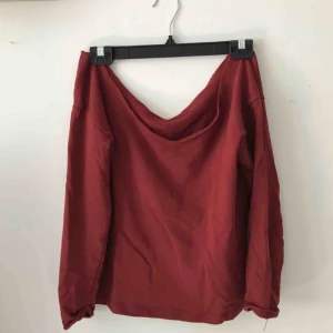  - Roströd offshoulder tröja utan sömmar i öppningarna.  Den är lite croppad och det är inte min grej, därför är den bara använd en gång.  Köparen står för frakten 🍄