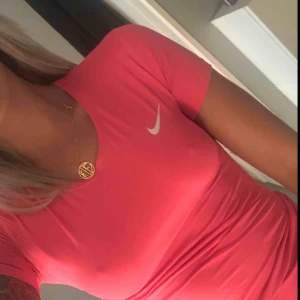  - Snygg träningstopp   Passar en S/M  Priset är inkl frakt 