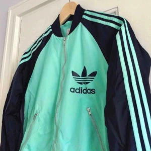  - En bomberjacka från Adidas. Storlek 38/medium, damstorlek. Skick: 8/10. Levereras nytvättad. Finnes på Södermalm, Stockholm. Kan postas men då står Du för frakten, (79kr). Mvh Marija 