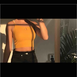  - Croppat linne! Linnet är ribbat, senapsgult och har även en liten detalj i mitten vid bysten. Köpare står för frakt🚛