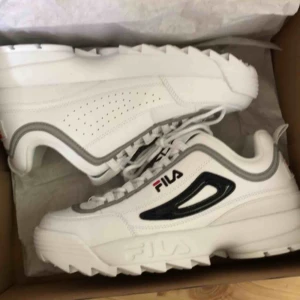  - FILA DISRUPTOR Helt nya och oanvända, läste att dessa va lite små i storleken så köpte 41 men de blev väldigt stora för mig. Passar bäst för storlek 42-42,5. Kan mötas upp vid Alingsås eller Sollebrunn. (De är 27.1 cm)