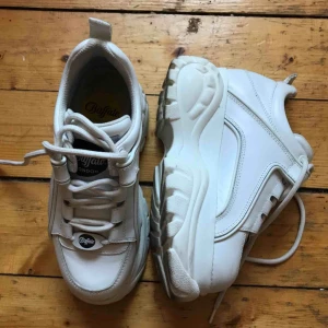  - Vita Buffaloes, använt ca 6 ggr, mkt bra skick. köpta för 1800kr. Köparen står för frakt 