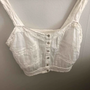  - Gullig topp från ginatricot med knappar framtill och spetsdetaljer 🌸 Finns i Uppsala, annars står köparen för frakt!