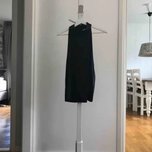  - En topp i väldigt mörkblå mockatyg. Dragkedjan är lite seg men den funkar. Knappt använd och fräsch.