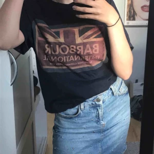  - Mörkblå T-shirt från Barbour! Är i strl M men funkar för S.