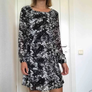  - Klänning med resår i midjan. Bara använd ett par gånger. Fint skick!