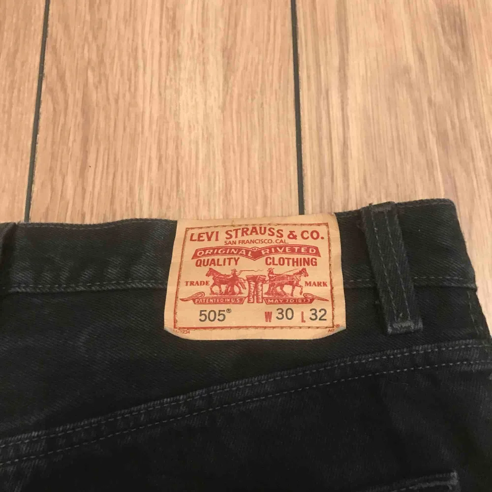 Ett par svarta Levis jeans, 505or. Väldigt bra skick. Inte stretch. . Jeans & Byxor.