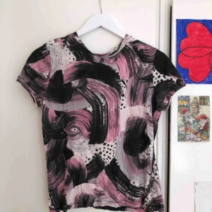  - Cool tröja från Monki med typ penseldrag på!