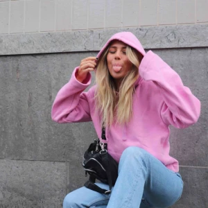  - Rosa hoodie, endast använd på denna bild. Frakt tillkommer 