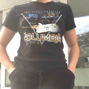  - Svart t-shirt med tryck köpt från Nelly, använt enstaka gång🖤🖤🖤🖤