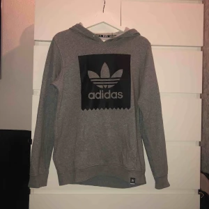  - En overzize Adidas originals hoodie med Luva. Ett svart adidas tryck på framsidan, ficka finns. Passar från XS-L beroende på hur man vill att den ska sitta:) 