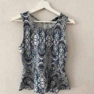  - Söt topp, storlek L men sitter mer som en S. Frakt tillkommer