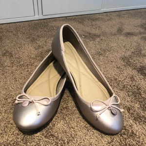  - Jätte söta ballerina skor köpta utomlands för några år sedan! Aldrig använda då de faktiskt är för små för mig och jag har 39, så d är små i storleken! 