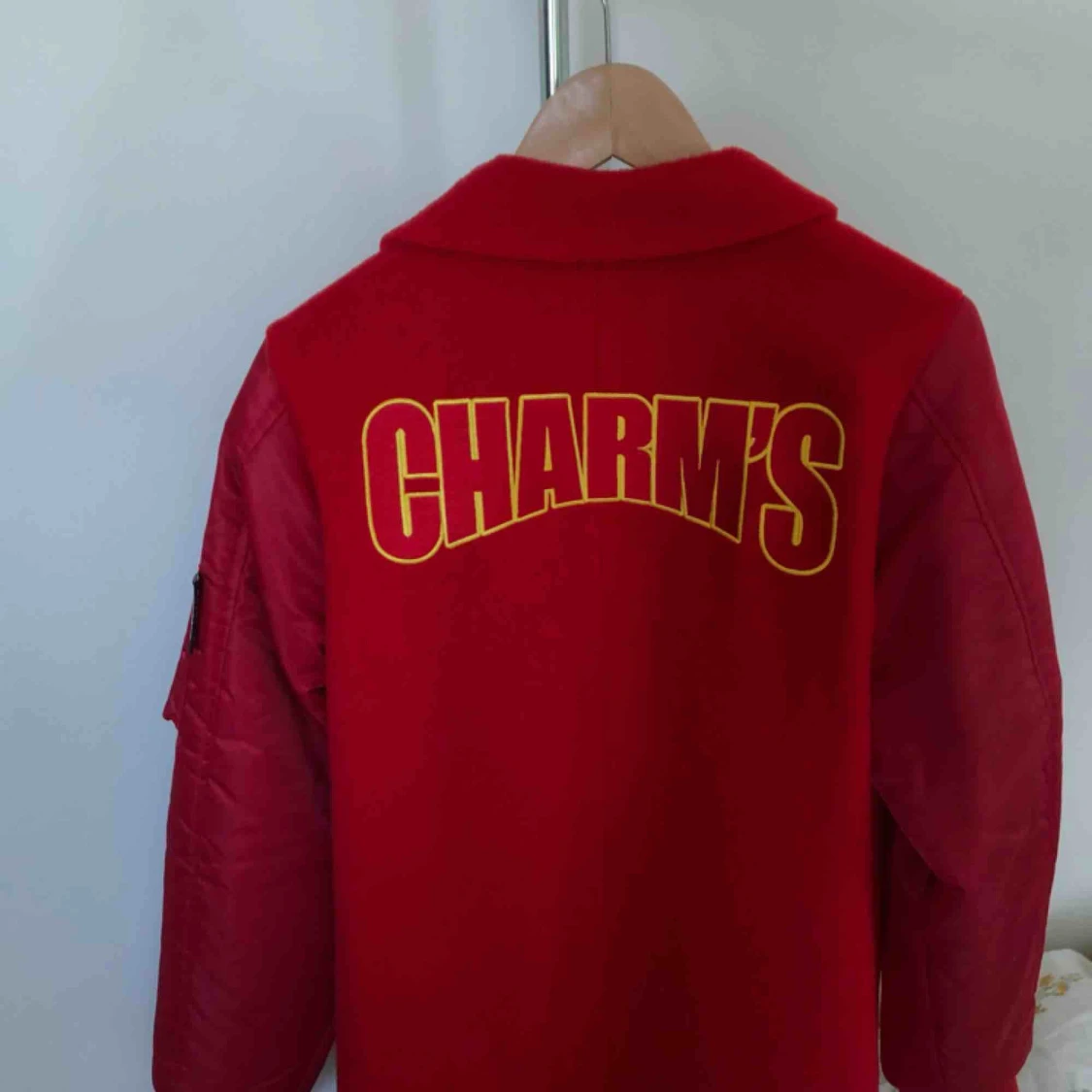 Röd bomber kappa från märket Charm’s - 90