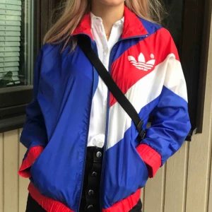  - Vindjacka från Adidas. Köpt secondhand, har efter det används ca 2 gånger! Bra skick! Frakt ingår!