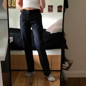Dickies - helt nya, lågmidjade 774 original dickies <3 perfekt för skater looken! midja: 26,5”, men skulle säga att de är lite större då de ska sitta på höfterna. Jag är 165cm lång och brukar ha 24” :) köparen betalar för frakten: 59kr