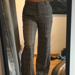  - Ett par snygga blå/beiga byxor från hm. Är storlek 40 men jag på bilden har storlek 38/40 så kan passa flera storlekar. Är bra i läng på mig som är 1,68m. Köparen står för frakt