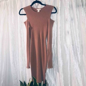  - Lyxigt material klänning med öppna axlar, ljusrosa använd några få gånger 