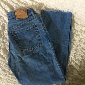  - Levi’s 501:or. Avklippta ben och även klippta framfickor. Köpta på Plick men passade mig tyvärr inte. Gott skick förutom lappen, därav det låga priset. Köparen står för frakten! ✨