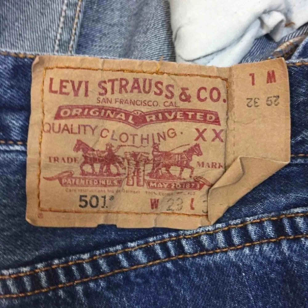 Blå Levis jeans modell 501 i kraftigt jeansmaterial. Knappgylf. Storlek: 29/32 Innerbenslängd (cm): 80 Midjemått (cm): 74. Jeans & Byxor.