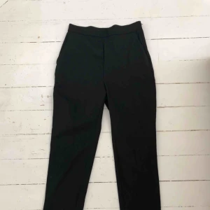  - Kostymbyxor från Monki Storlek 34 Använda 1 gång För små för mig