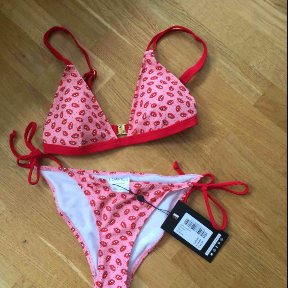 Helt oanvänd bikini från loavies! Svinsnygg med coolt mönster med läppar. Lappen och hygienskyddet sitter kvar. Nypris strax under 300 kr. Storlek XS men går att justera.   Kolla gärna in mina andra annonser!. Övrigt.