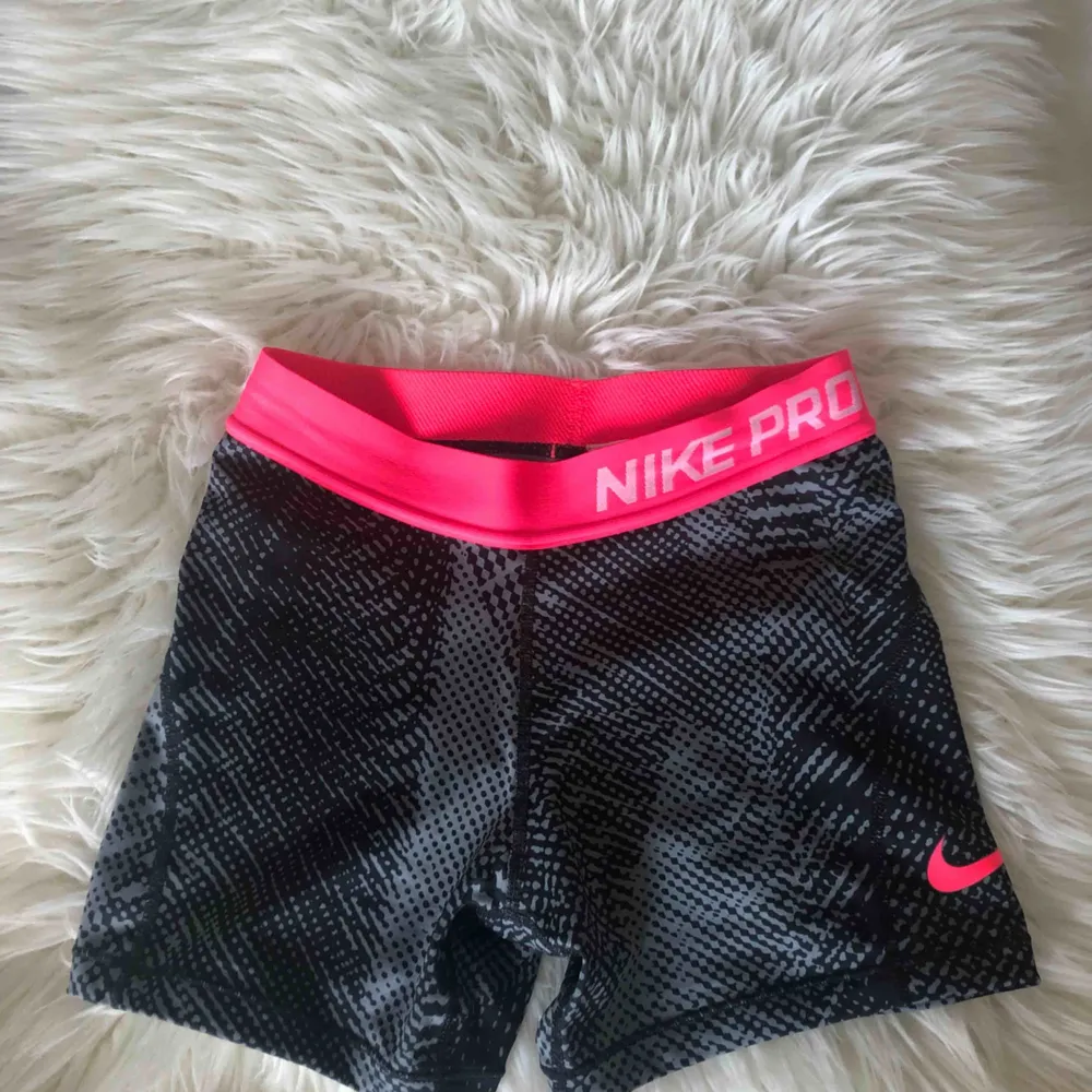 Nike träningsshorts Lappen är avklippt där storleken står men det är XS köptes på nikes egna butik i Florida. Shorts.