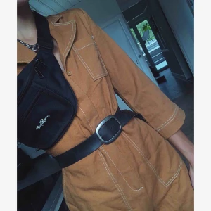 - Snygg byxdress i orange/gult jeanstyg. Nyskick, använt ett fåtal gånger. Bälte ingår ej =)