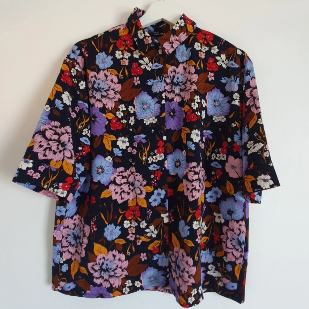 Blommig skjorta, oanvänd! Är märkt som XS men är oversized även på en som bär storlek S. Hänger jättefint!🌻  Sthlm/örebro/skickas. Skjortor.
