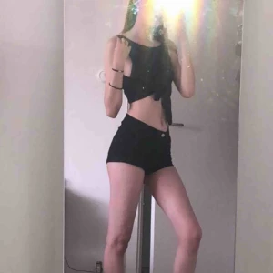  - Svarta jeansshorts från H&M storlek 34 lite stor i storleken, skulle säga att dem är mer som en 36a☺️ väldigt sköna och har riktiga fickor både fram och bak! I bra skick💞