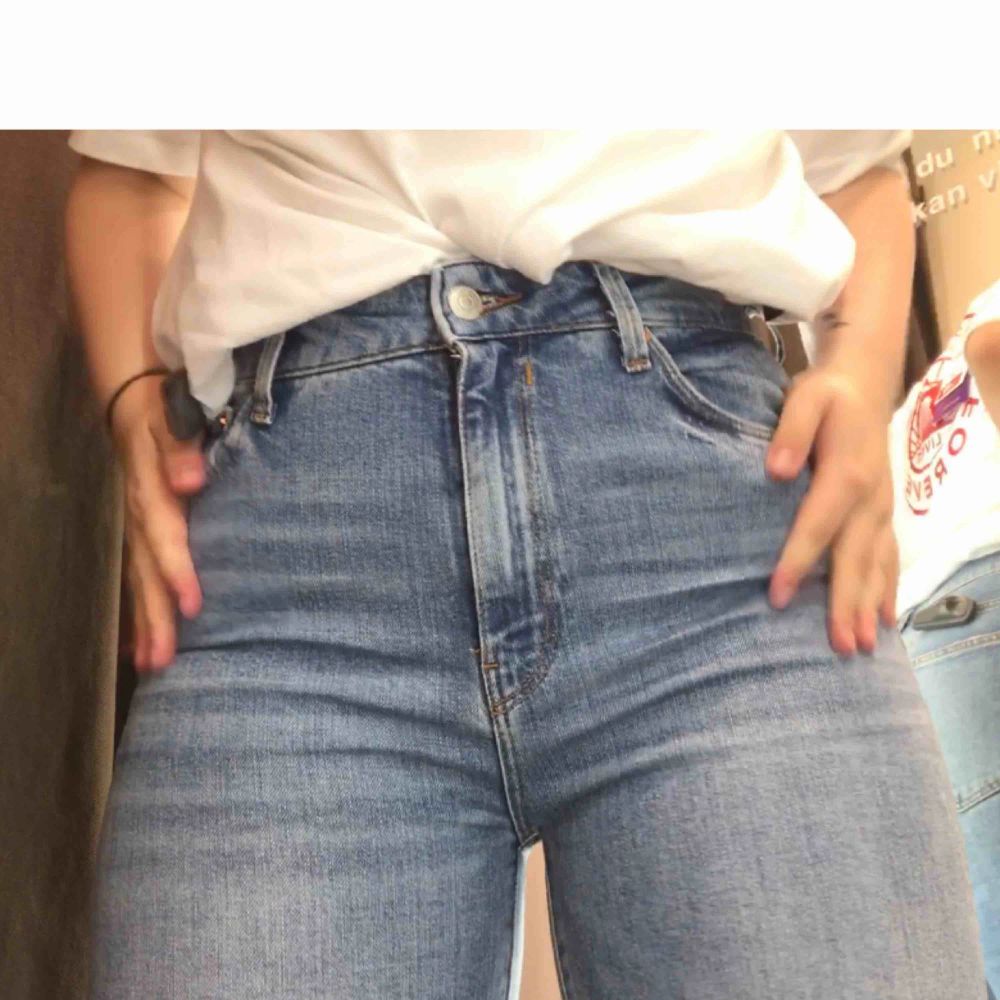 Straight leg/culotte jeans från zara. Använda tre gånger och säljer pga stor storlek, de stretchades ut mycket efter jag använde dessa så kan ej ha dom längre, innan kändes de som strl 38 men nu 40. Frakten inräknat i priset❤️ original pris: 400. Jeans & Byxor.