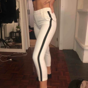  - Vita super sköna och snygga kostym byxor från Zara, alltid varit väldigt tighta på mig därav endast använd en gång. Passar XS och S. Hör av er om ni undrar nått!😄