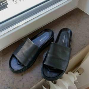Jättefina sandaler i äkta läder från Vagabond! Använda ca fem gånger endast. 