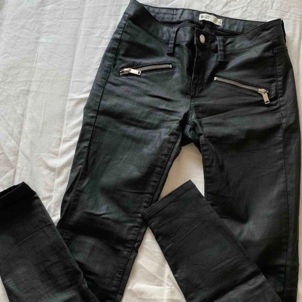 Svarta skinnbyxor från Gina tricot i storlek 34/XS. Knappt använda och köpta för 599kr, som nya.. Jeans & Byxor.