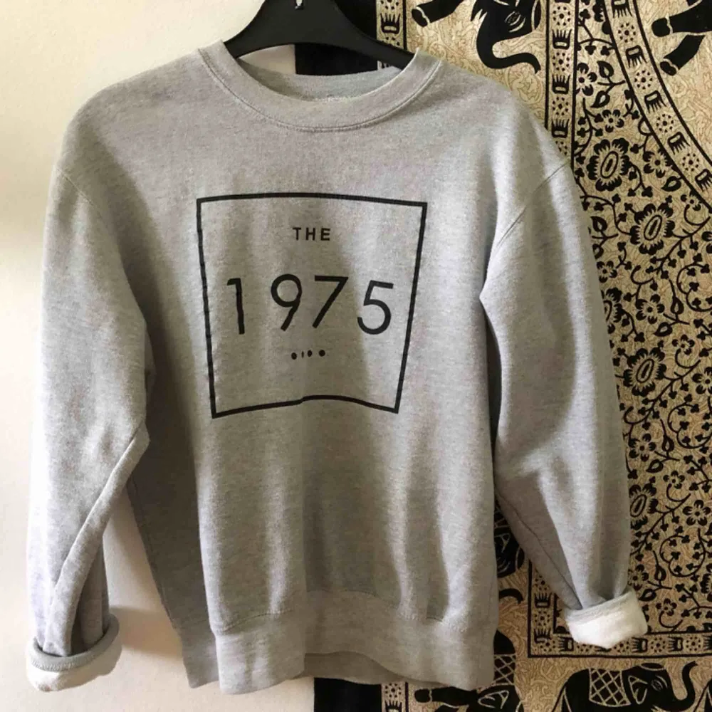 sweatshirt med The 1975-tryck, sparsamt använd så bra skick. den är rätt ”kort” i modellen men baggy i övrigt. 🌹🌹. Hoodies.