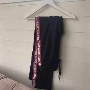  - Skitsnygga Tommy Hilfiger byxor med raka ben. Är i storlek XS men passar även mig som vanligtvis har storlek S. Använda fåtal gånger och köpte på Tommy Hilfiger för 500kr. Frakt tillkommer :)