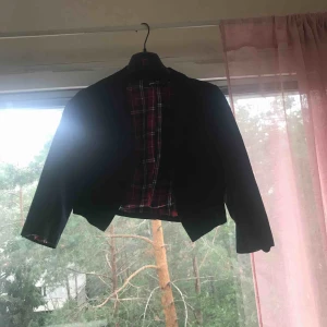  - Svart kavaj med röd inslag inuti.  Har använt någon gång.  Pris kan förhandlas. 