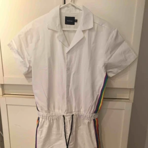  - Pride limited edition playsuit som är unisex. Bara testat på 1 gång men den va för liten och orkar inte skicka tillbaka