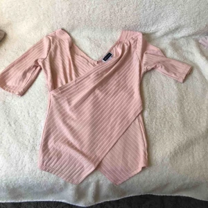  - Babyrosa top.  Har använt ett par gånger.  Pris kan förhandlas. 