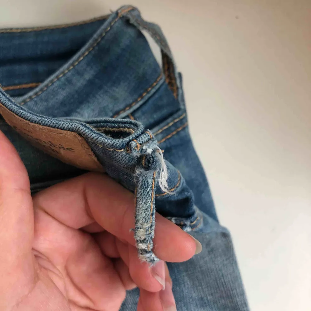 Fina jeans från abercrombie and Fitch. Ena skärp ”haken” är lite trasig, men det går lätt att fixa och är inget man tänker på direkt🥰. Jeans & Byxor.