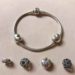  - Äkta Pandora armband med två stopp och fyra berlocker.